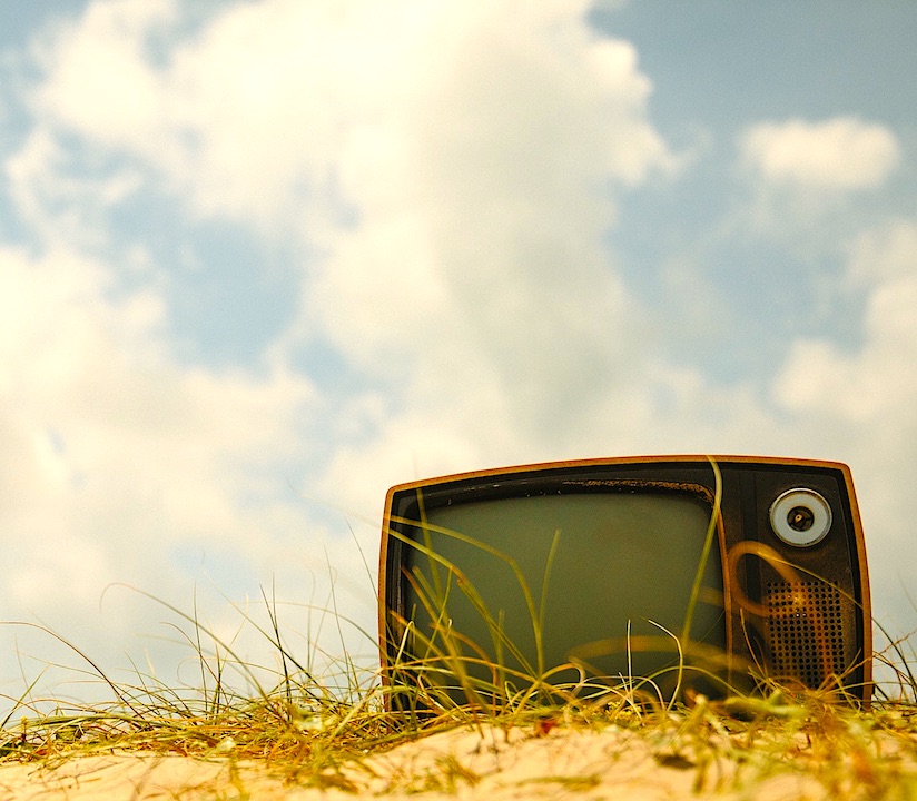 Altmodischer Fernseher in Sanddüne